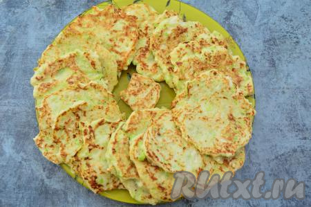 Постепенно пожарить все оладушки (у меня получилось 17 штук).