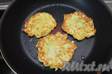 Жарить оладьи из цветной капусты и кабачков до подрумянивания с двух сторон (по 2-3 минуты с каждой стороны) на среднем огне, затем аккуратно переложить на тарелку. Перед жаркой очередной порции оладий тесто нужно перемешивать, так как кабачок будет выделять жидкость.
