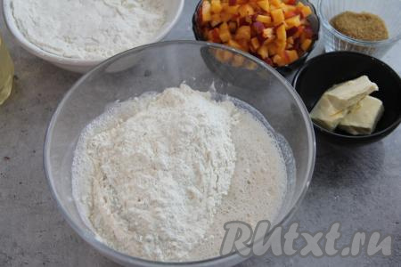 Всыпать просеянную муку.