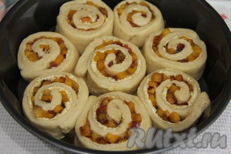 Булочки округлятся. Духовку заранее разогреть до 180 градусов. Поставить форму с булочками с персиками в духовку и выпекать минут 30 (до подрумянивания дрожжевого теста).