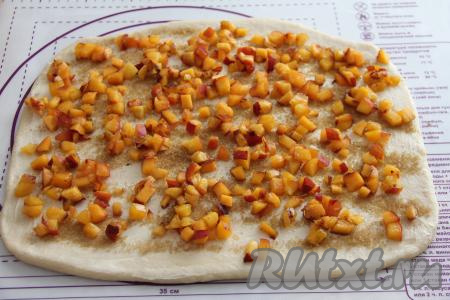 ​​​​​​​Выложить равномерно кубики персика.