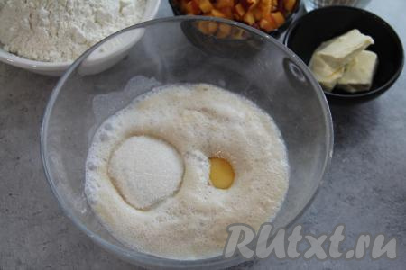 Всыпать оставшийся сахар, перемешать массу.