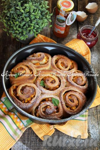 Булочки достать из духовки, слегка остудить, а затем можно подавать их к столу. Пышное дрожжевое тесто отлично сочетается с сочной начинкой из персиков, поэтому выпечка получается аппетитной и вкусной.