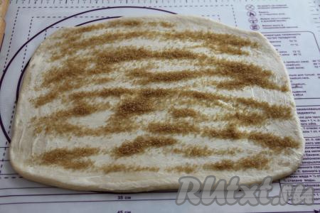 Присыпать тесто сахаром (я использовала тростниковый сахар).