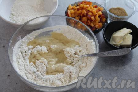 Перемешать тесто ложкой, затем влить растительное масло.