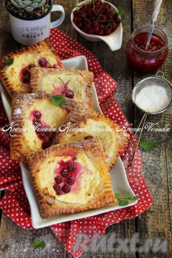 Выпекать ватрушки в разогретой духовке минут 30-35 (до подрумянивания слоёного бездрожжевого теста) при температуре 200 градусов. Достать выпечку из духовки, дать ей немного остыть. А затем вкусные, нежные слоёные ватрушки с творогом можно подавать к столу.