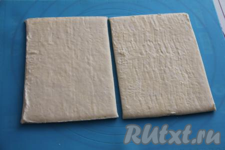 Заранее достать слоёное бездрожжевое тесто, чтобы оно разморозилось при комнатной температуре. Тесто у меня было в двух пластах.