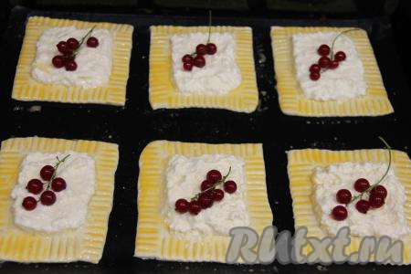 По желанию, поверх творога можно выложить несколько свежих или замороженных ягод (у меня - веточки красной смородины).