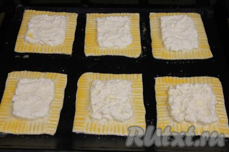 Яичный желток в небольшой ёмкости слегка взбить вилкой. Края теста смазать взбитым желтком.