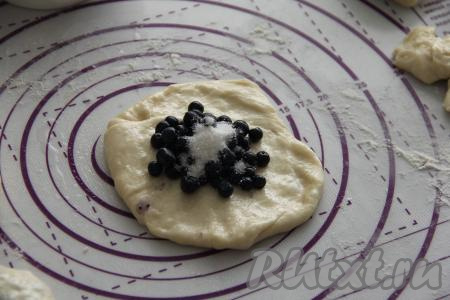 Присыпать ягоды одной чайной ложкой сахара.