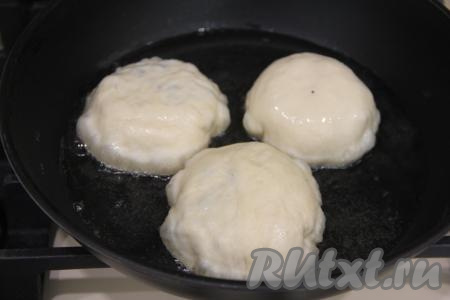 Поднять края теста над ягодами, хорошо защипать тесто, а затем сформировать круглый пирожок и выложить его на рабочую поверхность швом вниз. Аналогично сформировать все пирожки с черникой из оставшихся частей теста. Растительное масло влить в сковороду и хорошо разогреть. Выложить пирожки швом вниз в раскалённое масло.