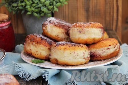 Готовые нежные, пышные пирожки с черникой переложить со сковороды на бумажное полотенце, чтобы удалить излишки масла. Постепенно пожарить все пирожки.