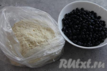 Постепенно добавляя оставшуюся муку, замесить тесто, не липнущее к рукам. Вымесить тесто руками минут 5 и переложить в пакет. Оставить тесто на столе на 15 минут.