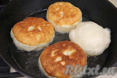 Жарить пирожки с ягодами до золотистого цвета с двух сторон на среднем огне.