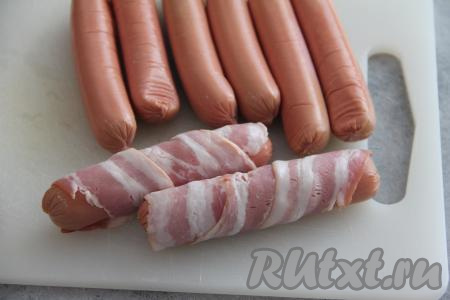 Обернуть каждую сосиску в полоску бекона.&nbsp;