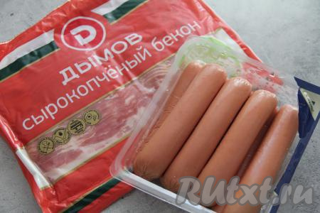 С сосисок снять плёнку.&nbsp;