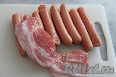 Сырокопчёный бекон разделить на полосочки.