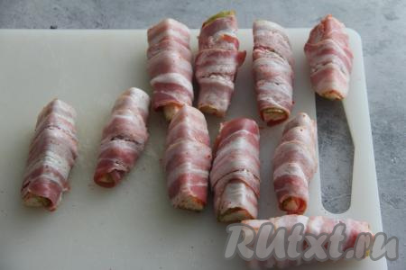 Каждый брусок кабачка завернуть в полоску бекона.