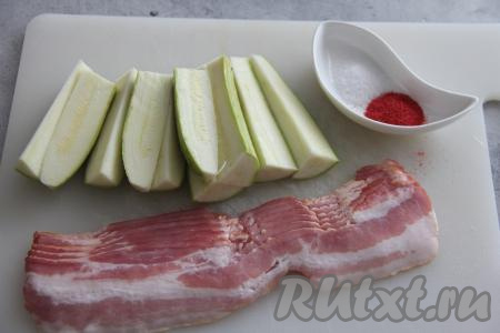 Подготовить продукты для приготовления на мангале кабачков в беконе. Для этого блюда нужно взять молодой кабачок с тонкой, мягкой кожурой, которую можно не срезать, и мелкими семечками. Вымыть кабачок и нарезать его на брусочки, как на фото (у меня получилось 10 штук). Все брусочки должны быть примерно одинаковой толщины, чтобы они успели одновременно прожариться на мангале.