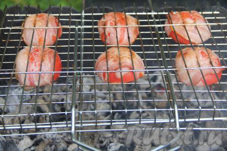 ​​​​​​​Жарить помидоры в беконе минут 7, часто переворачивая решетку. Бекон должен покрыться золотистым цветом.