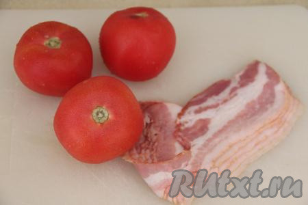 Помидоры вымыть. Разделить бекон на полоски.