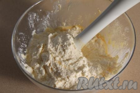 Пробить творожную массу погружным блендером.