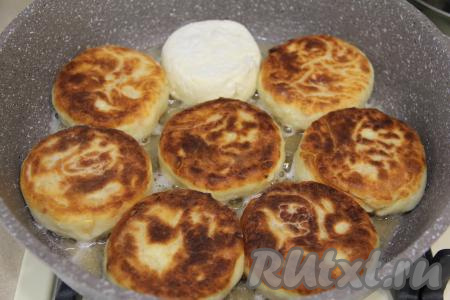 Жарить сырники с персиком на среднем огне с двух сторон до золотистого цвета (примерно по 2-3 минуты с каждой стороны).