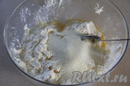 В получившуюся творожную массу всыпать манку.