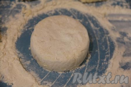 Аккуратно подмешать кубики персика в творожное тесто. Разделить тесто на 8-9 частей. Из каждой части теста сформировать сырник, хорошо обваливая его в муке со всех сторон.