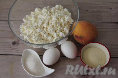 Подготовить продукты для приготовления сырников с персиками. Персик вымыть, косточку удалить.