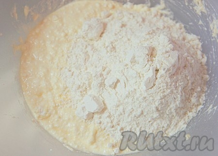 Всыпать 100 грамм муки, перемешать.