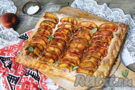 Пирог из слоёного теста с персиками