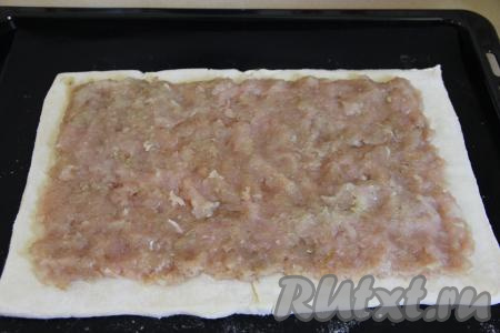 Равномерно выложить на тесто получившийся фарш, оставив чистыми примерно по 1 сантиметру теста от краёв.