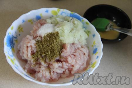 Соединить в миске фарш и лук, всыпать соль и специи по вкусу.
