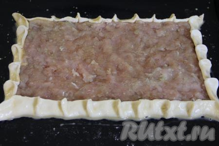 Смазать края теста взбитым яичным желтком. Поставить пирог с фаршем в разогретую духовку и выпекать минут 35 при температуре 200 градусов. В процессе выпечки слоёное бездрожжевое тесто зарумянится.