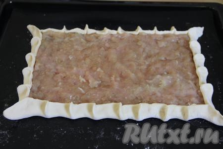 Края теста завернуть на начинку, формируя небольшой бортик (бортик делается для того, чтобы при выпекании сок от фарша не вытекал), затем, по желанию, на бортике сделать пальцами защипы.