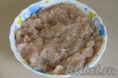 Хорошо вымесить фарш.