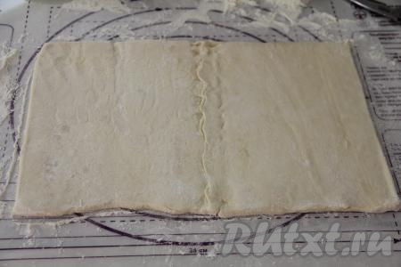 У меня тесто состояло из двух пластов. Я  соединила пласты теста между собой на припылённой мукой поверхности, скрепила их защипами, как на фото, получился один большой пласт. Затем  слегка раскатать тесто скалкой.