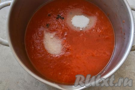 Получившееся пюре перелейте в кастрюлю, добавьте сахар, соль, горошины чёрного перца, тщательно перемешайте и поставьте на огонь.