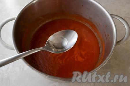 После закипания проварите массу ещё 10-15 минут, помешивая, на огне ниже среднего. У меня кетчуп получился достаточно густым. При желании можно варить и дольше, влага будет выпариваться и кетчуп будет становиться ещё более густым. Затем снимите кастрюлю с огня. Чтобы можно было закрывать кетчуп на зиму, добавьте в него уксус, перемешайте.