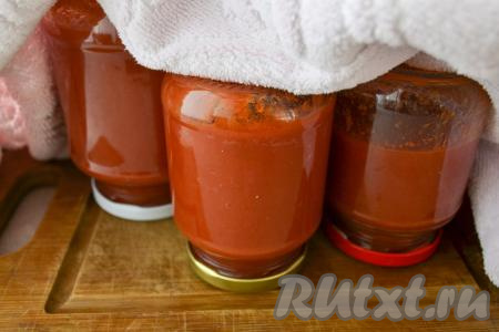 Переверните банки с кетчупом вверх дном, чтобы проверить герметичность закрытия, затем укутайте в плед (или одеяло) и оставьте на сутки.