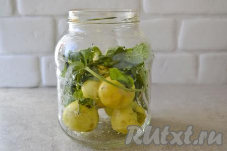 Банку (я взяла баночку объёмом 1,5 литра) и крышку вымойте горячей водой с содой. Прокипятите крышку минуты 3 после закипания воды. Банку простерилизуйте любым удобным способом. В банку выложите целые (или нарезанные) яблоки и веточку мяты.