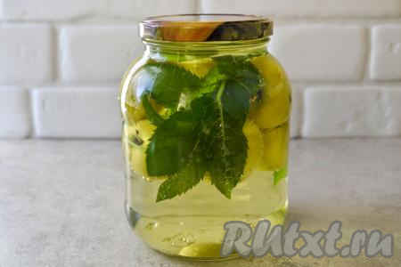 Аккуратно влейте в банку кипящую воду. Старайтесь лить воду на яблоки, чтобы банка не треснула. Прикройте банку крышкой и оставьте на столе на 30 минут, чтобы яблоки хорошо прогрелись.