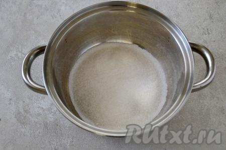 В кастрюлю насыпьте сахар.