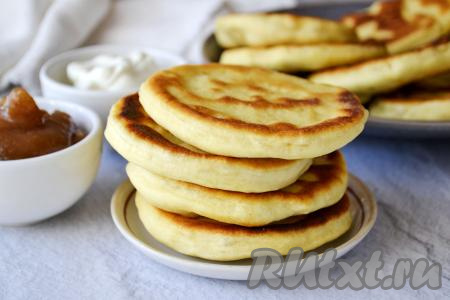 Подавать мягкие, аппетитные кефирные лепёшки можно и тёплыми, и холодными. Они станут отличной альтернативой хлебобулочным изделиям. В качестве дополнения к таким лепёшкам можно подать мёд, варенье, сметану или сгущённое молоко.