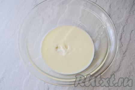 Влейте кефир в объёмную миску, всыпьте соду, хорошо перемешайте и оставьте минут на 5.