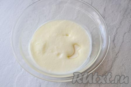 В миску с запенившимся кефиром всыпьте сахар и соль, перемешайте.