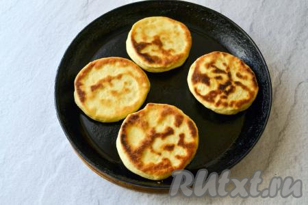 Жарьте лепёшки под крышкой на минимальном огне до румяной корочки с двух сторон, затем перекладывайте на тарелку.