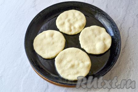 В сковороде хорошо разогрейте растительное масло, затем выложите заготовки лепёшек.