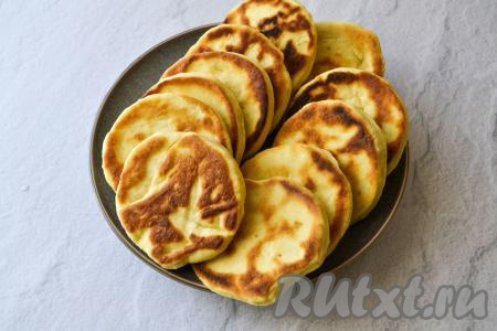 Постепенно пожарьте все лепёшки (из указанного количества ингредиентов обычно получается 11-12 лепёшек диаметром 10 сантиметров).